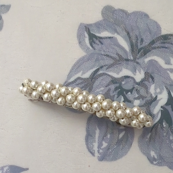 Elegant Pearl Hair Accessories Set Of 4 - Picture 5 of 7